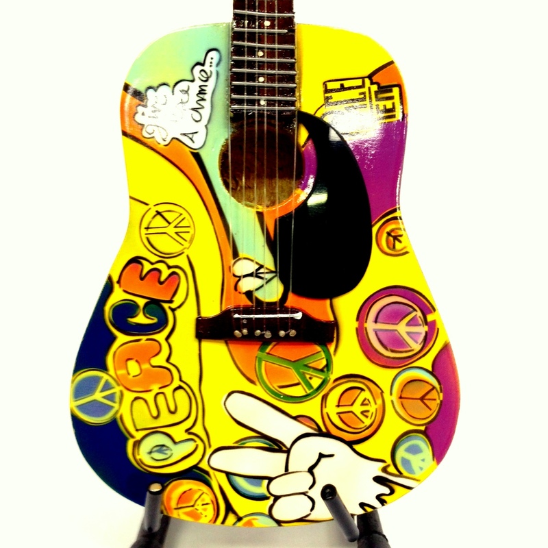 Mini Guitar Replica Woodstok Peace & Love Tribute