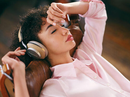 Bowers & Wilkins PX8 Tan