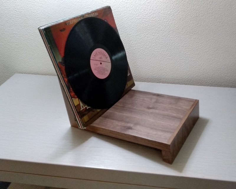 OnlyVinyl Vinyl Stand-02 American Walnut